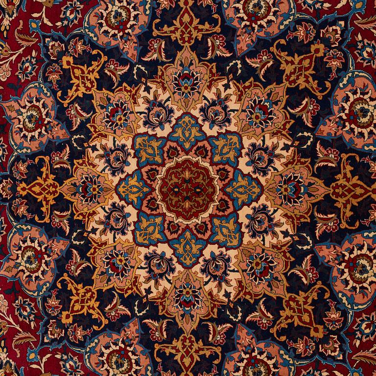 MATTO, an old Isfahan, ca 347 x 252 cm (+ the ends have 3 and 2,5 cm flat weave).