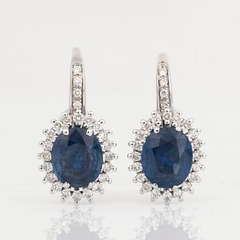 ÖRHÄNGEN, ett par, 18K vitguld med safirer, tot ca 3,06 ct och diamanter, tot ca 0,45 ct. Total vikt ca 4,57 g.