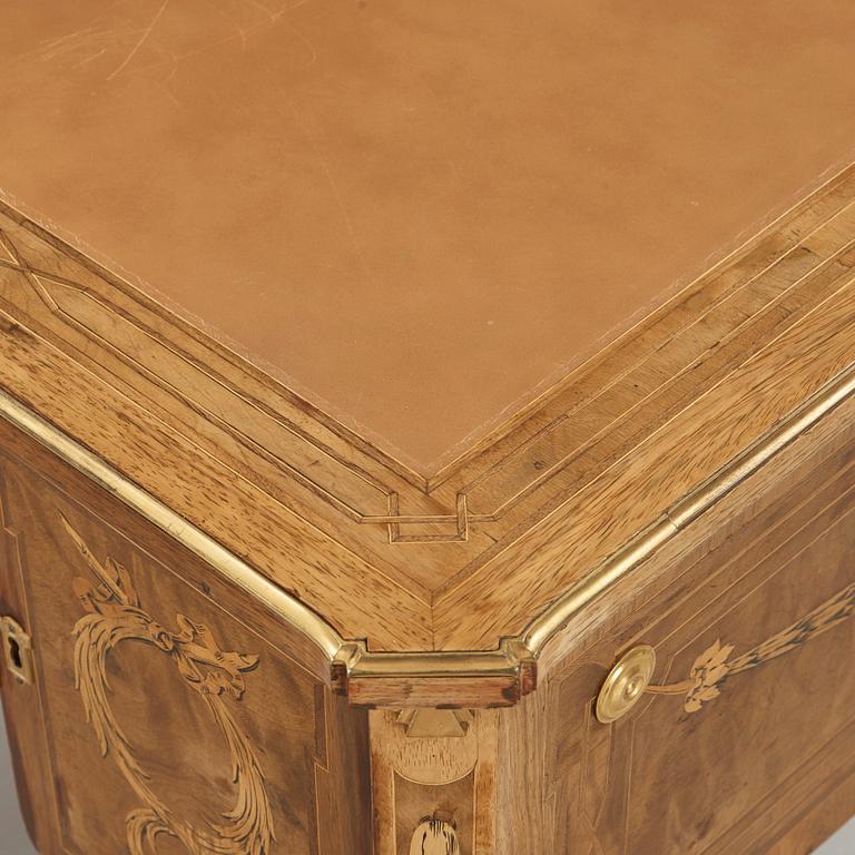 SKRIVBORD, av Georg Haupt (mästare i Stockholm 1770-1784), ej signerat. Gustavianskt.