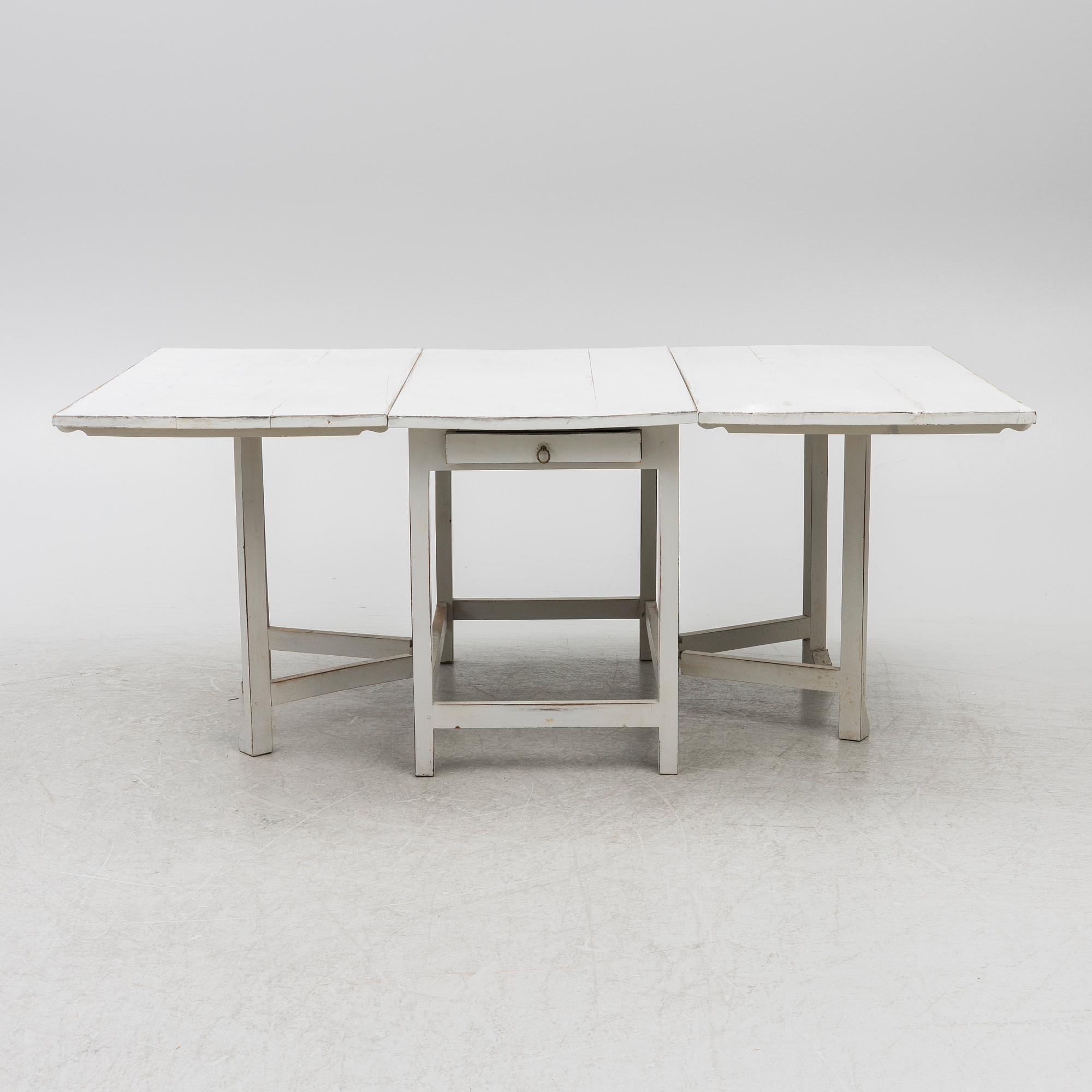 A drop-leaf table, 19th century.