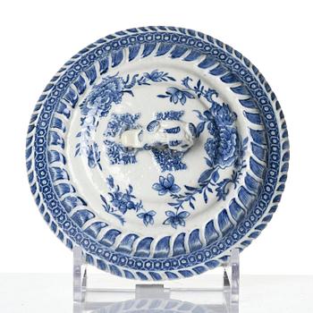 Pokal med lock, porslin. Qingdynastin, Qianlong (1736-95).