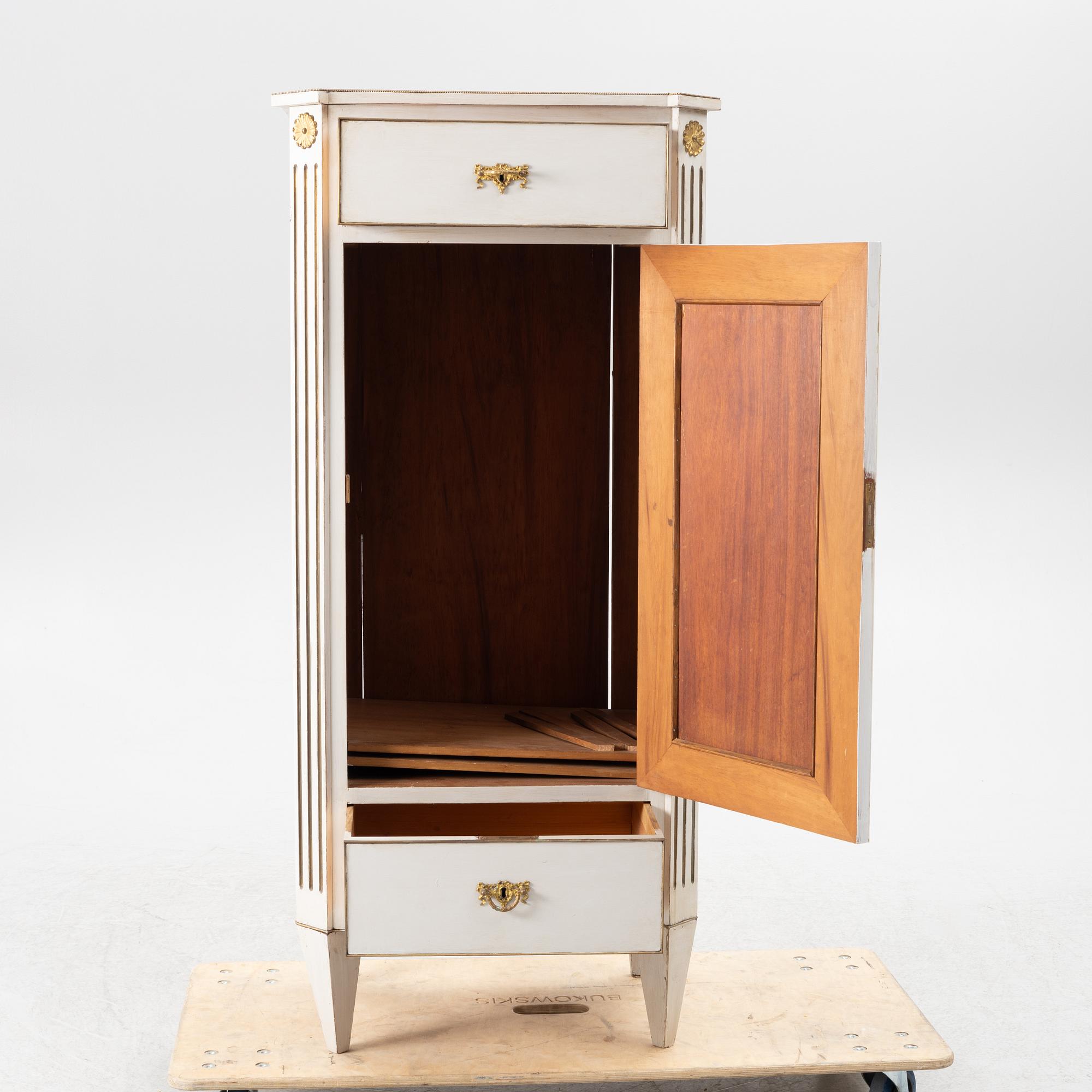 Skåp, gustaviansk stil, 1900-tal.