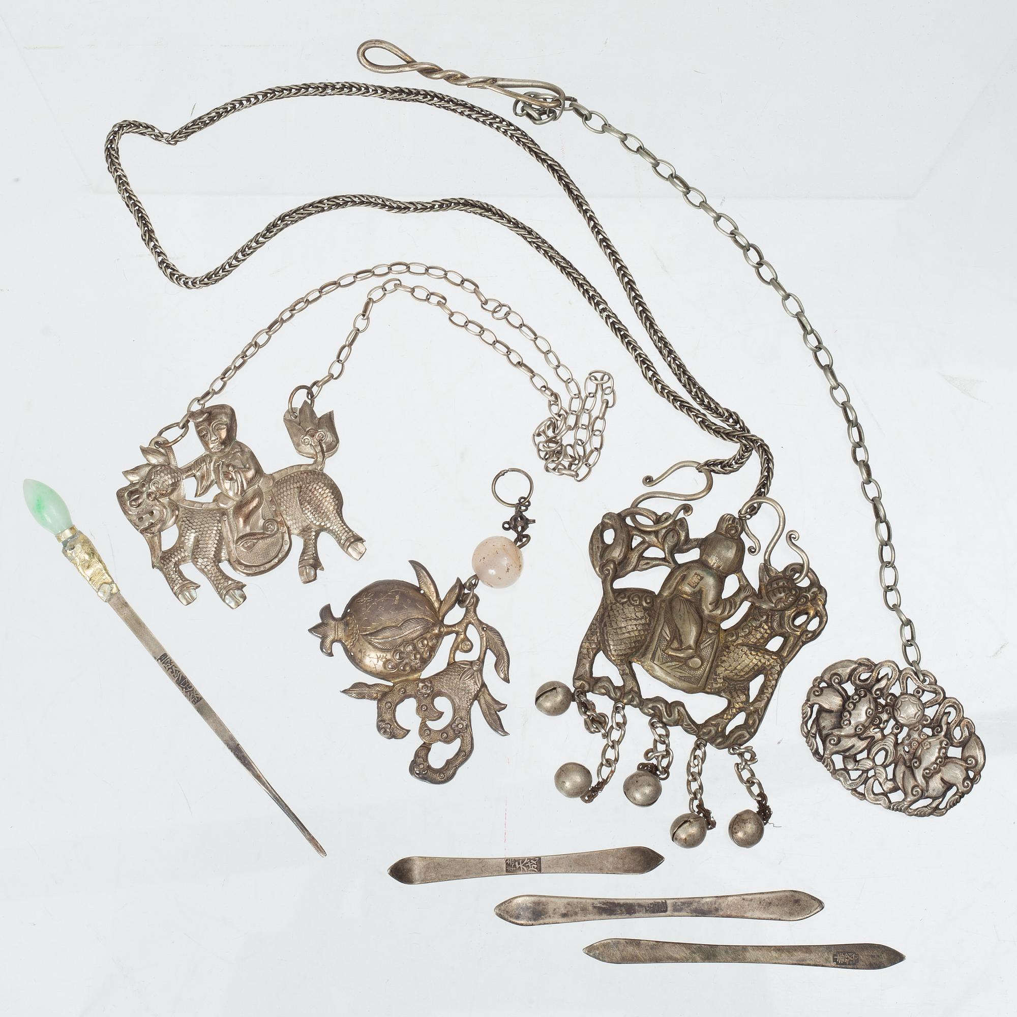 Amuletter, fyra stycken, vitmetall samt fyra hårsmycken delvis i silver, Kina, 1900-tal.