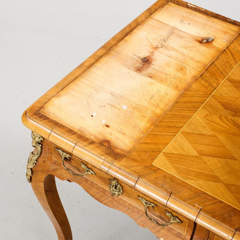 DAMSKRIVBORD, Rokokostil, 1900-talets början.