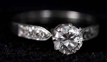 RING, vitguld samt totalt 9 briljantslipade diamanter. Enl inskrip 0.92 ct.