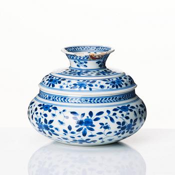 A blue and white vase, Qing dynasty, Kangxi (1662-1722).