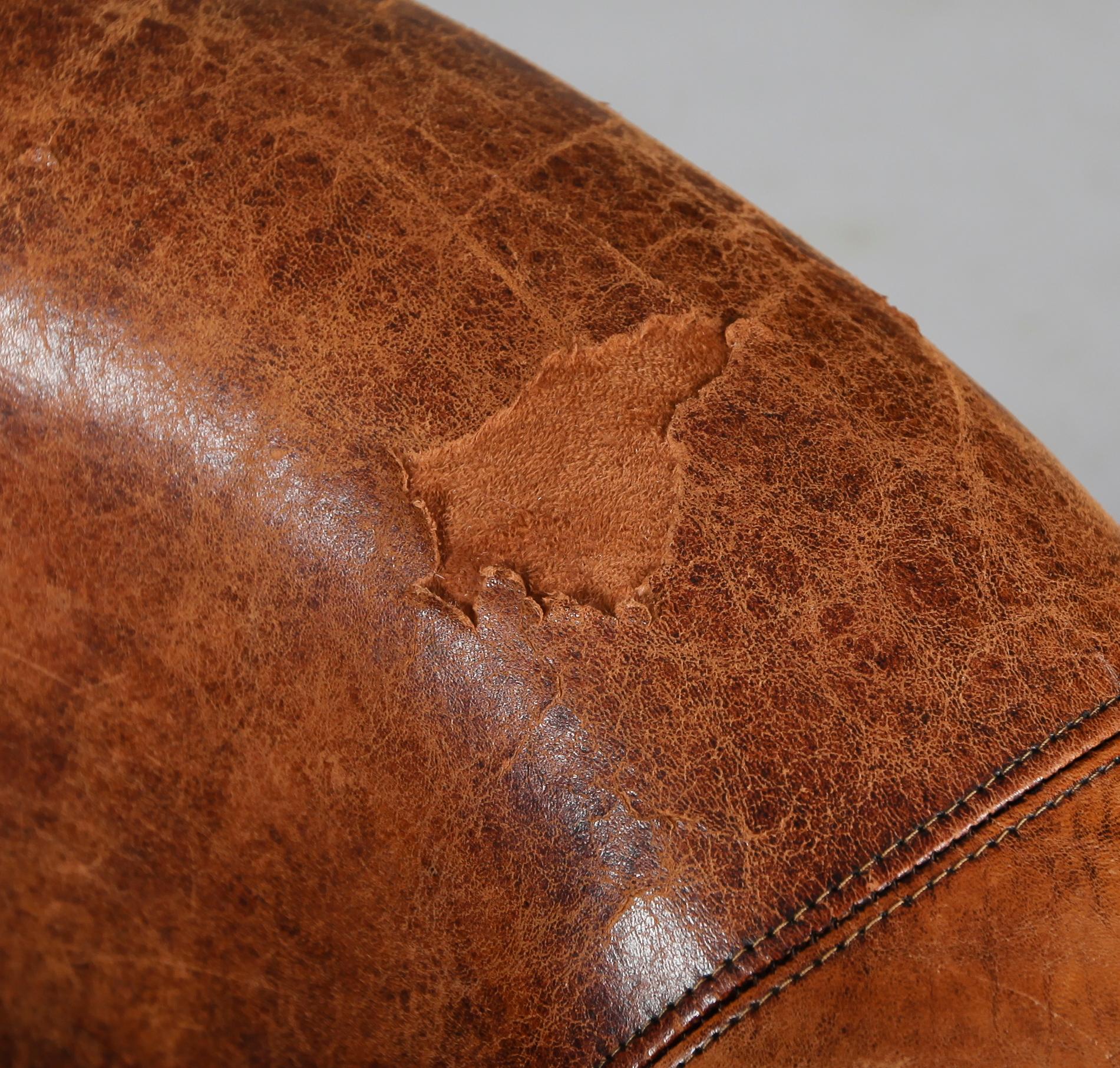 CLUBFÅTÖLJER, 1 par, 1900-talets första hälft.