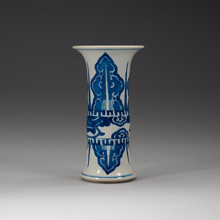 A blue and white vase, Qing dynasty, Kangxi (1662-1722).
