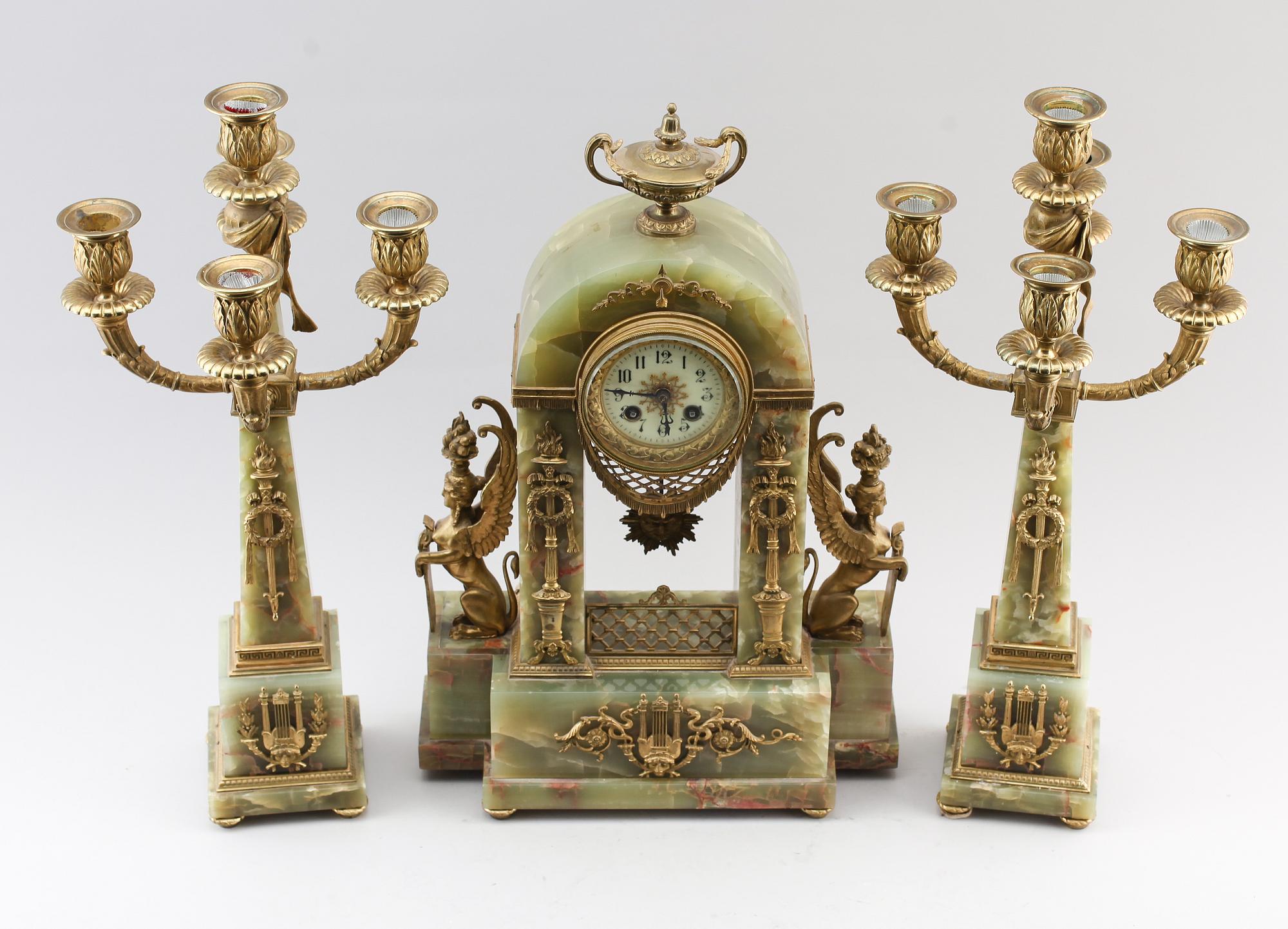 KLOCKGARNITYR, 3 delar, onyx/brons, uret märkt Lenzkirch 1900-talets början.