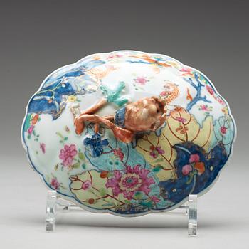 A chinese tobacco leaf butter tureen with cover, Qing dynasty, Qianlong (1736-95).