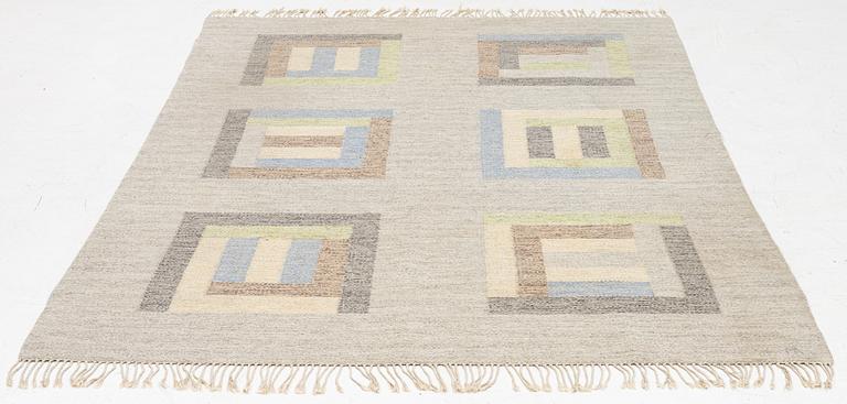 Margareta Åkerberg “Rödlöga” flatweave rug, 250 x 173 cm, signed MÅ.