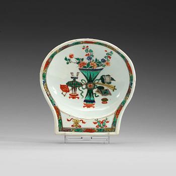 A famille verte large butter dish, Qing dynasty, Kangxi (1662-1722).