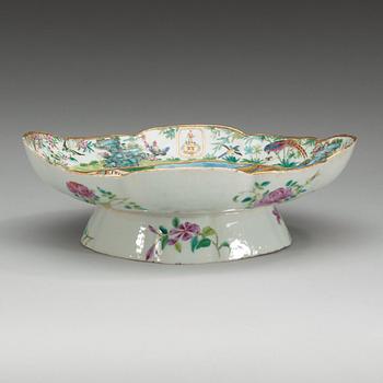 An armorial serving dish, Qing dynasty, Kanton, 19th Century.