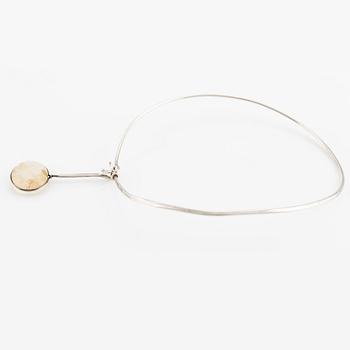 Vivianna Torun Bülow-Hübe, collier, silver, halsring med hänge av rutilkvarts. Georg Jensen.