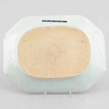 Stekfat, 2 st, samt smörterrin med lock och fat, kompaniporslin, Kina, Qianlong (1736-95).