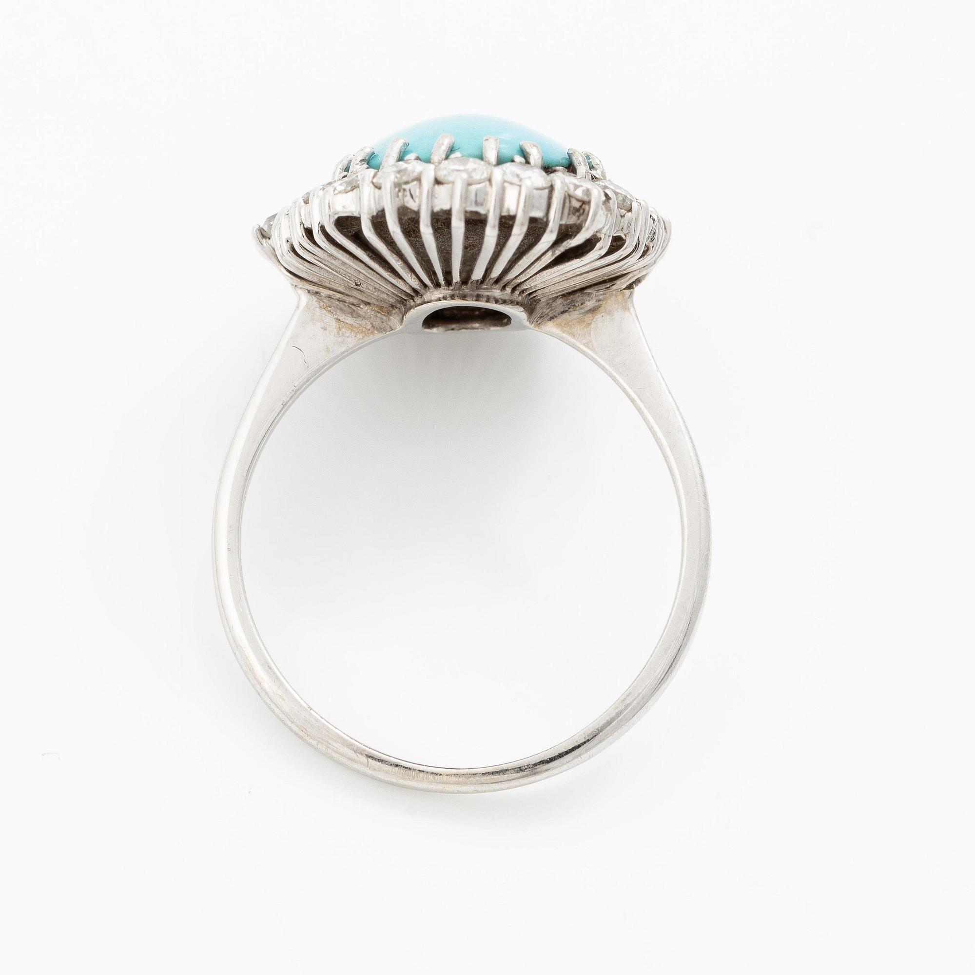Ring 18K vitguld med turkos samt runda briljant- och baguetteslipade  diamanter.