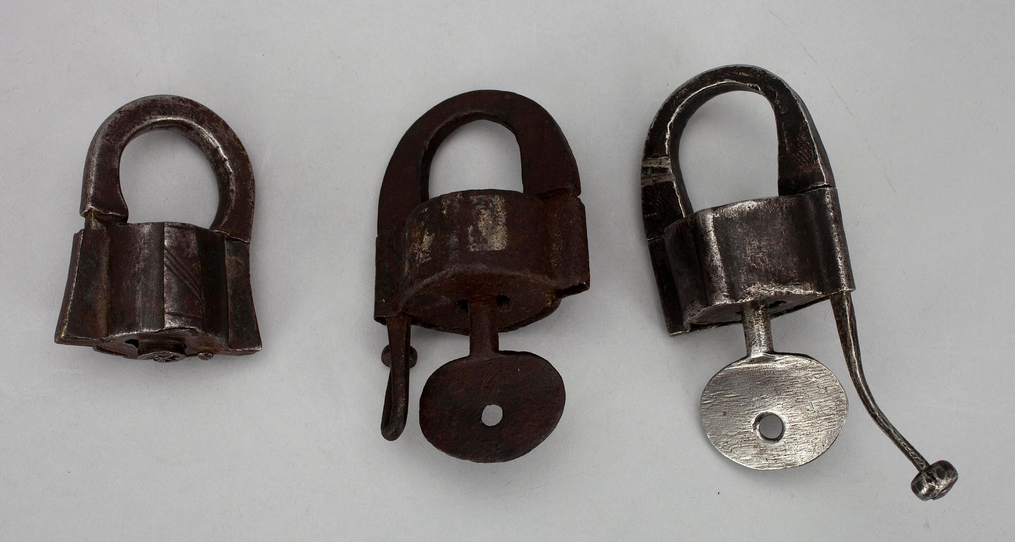 POLHEMSLÅS, 3 st, järn, 1700/1800-tal.