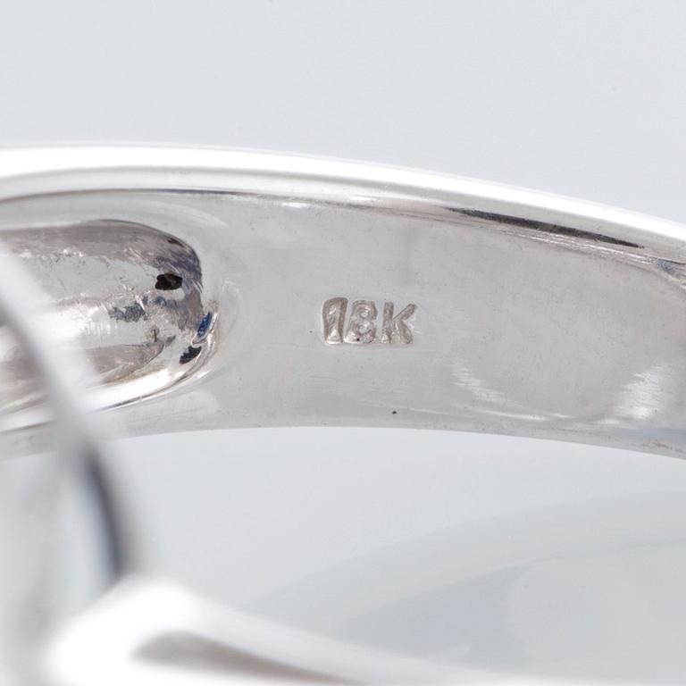 Ring med en fasettslipad safir 4.99 ct enligt uppgift och runda briljantslipade diamanter.