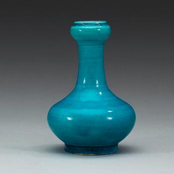 A turquoise glazed vase, Qing dynasty.