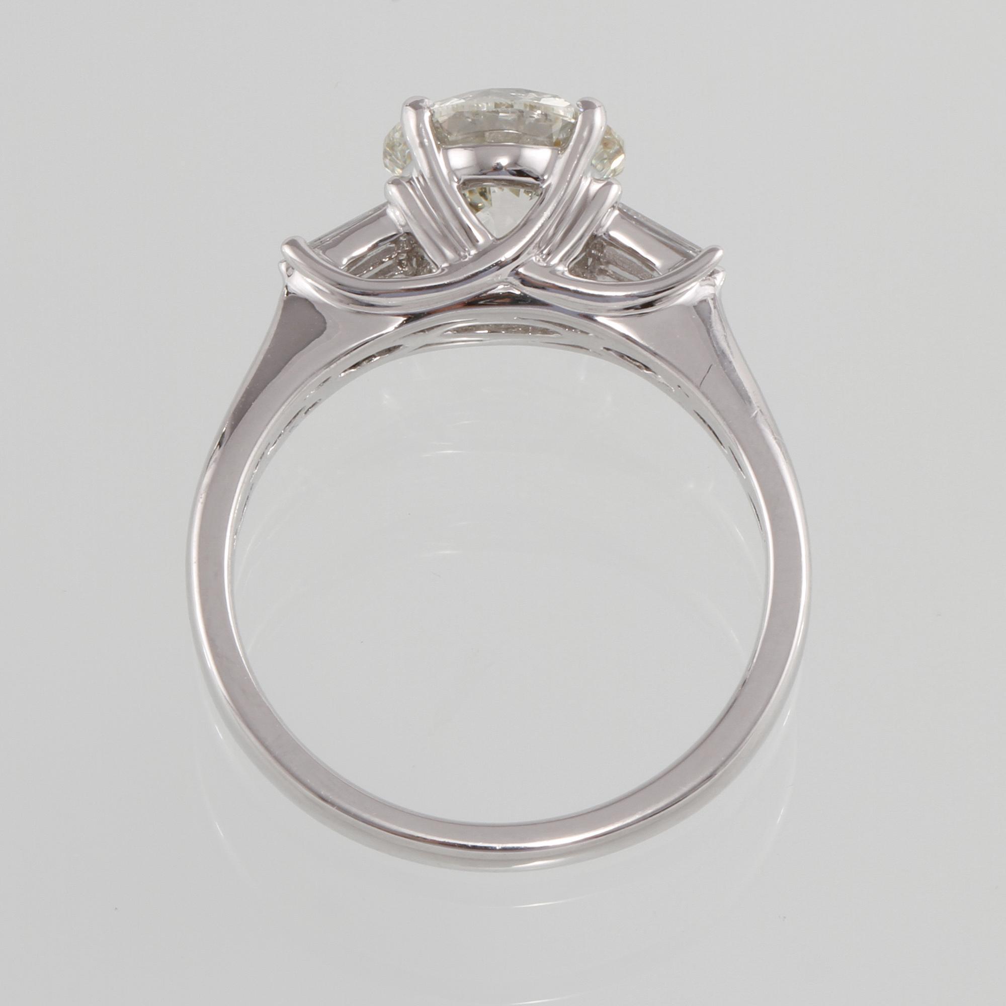 RING, 18K vitguld med briljantslipad diamant 2.00 ct samt 4 baguettslipade diamanter 0.31 ct. Vikt 4,5 gram.