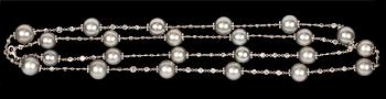 1119. COLLIER, odlade silvergrå South sea/Tahiti pärlor, 13-12,5 mm med kedja med infattade briljantslipade diamanter, tot. ca  5 ct.
