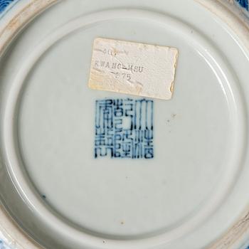 A blue and white jardiniere, late Qing dynasty.