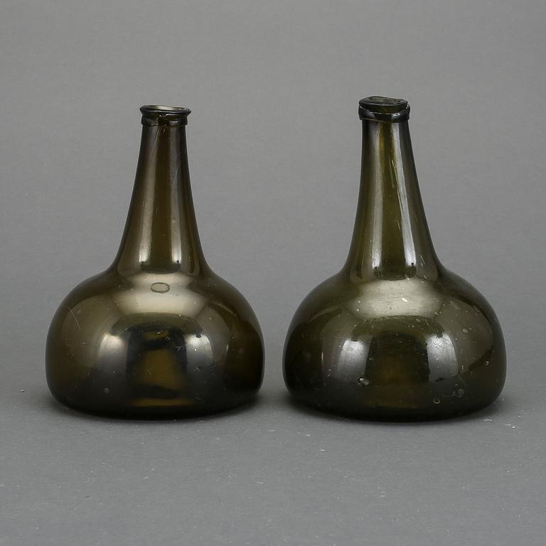 FLASKOR, 2 st, glas, 1700-tal.