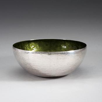 An Eva Hidström sterling and green enamel bowl, executed by Kultakeskus, Tavastehus, Finland 1970.