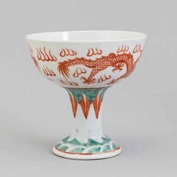 A large porcelain spoon and footed bowl, Qing dynasty, late 19th century.