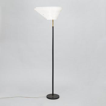 Alvar Aalto, 'Angel wing'  floor light model A 805, manufactured by Valaisinpaja Oy, late 20th century.