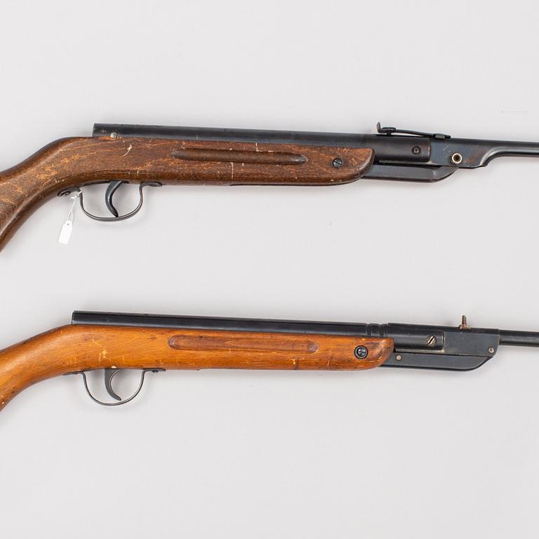 A Diana mod. 22 and a Tell mod 33 airguns.