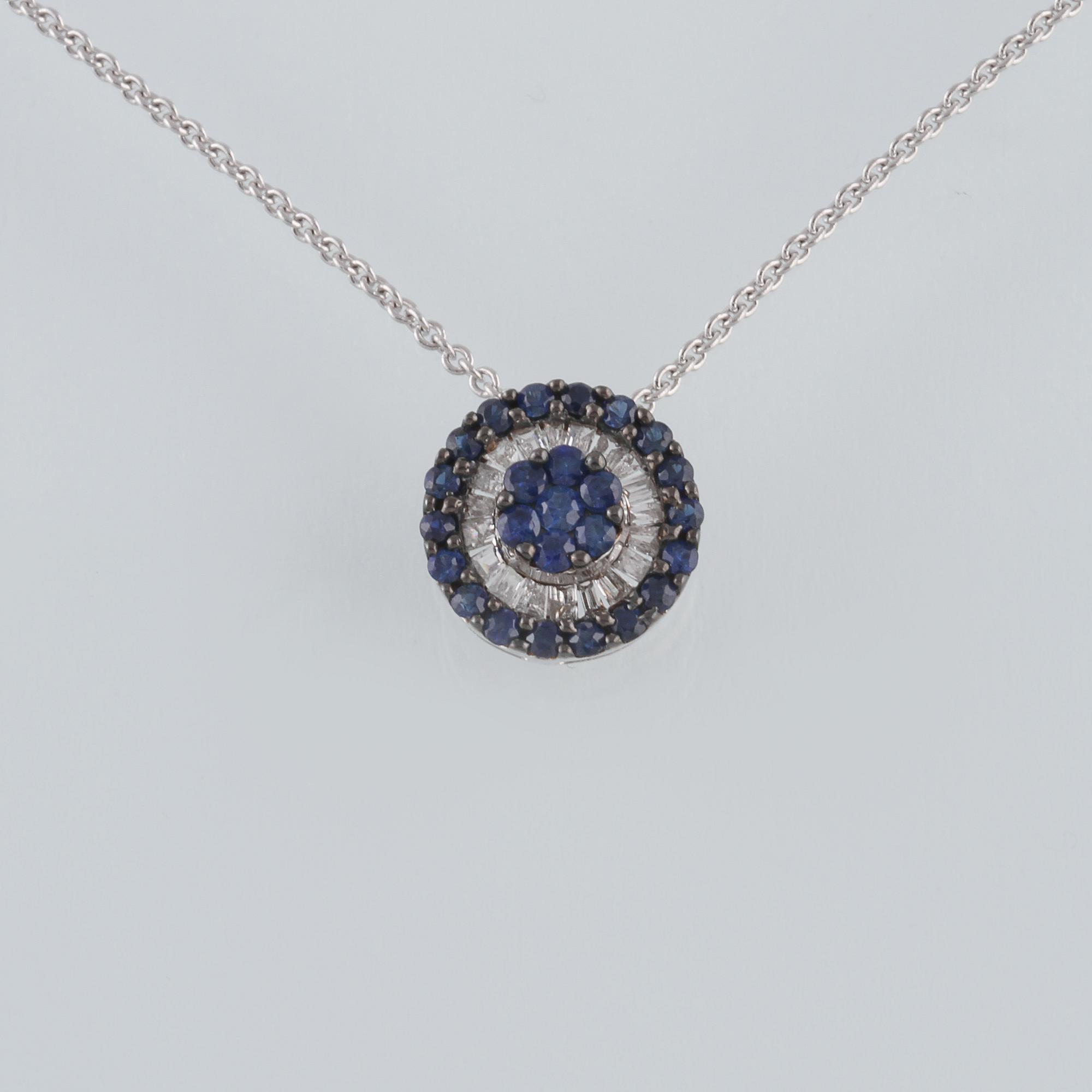 HÄNGE, 18K vitguld med baguettslipade diamanter ca 0.13 ct samt fasettslipade blå safirer ca 0.35 ct. Vikt 2,8 gram.