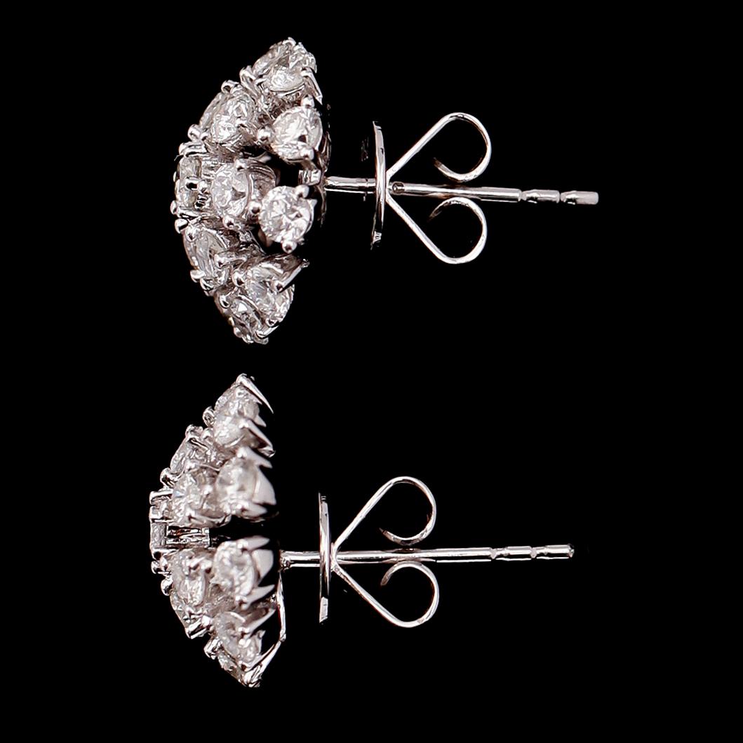 ÖRHÄNGEN, 1 par, 18 k vitguld, solitära briljantslipade diamanter tot ca 1.62 ct.