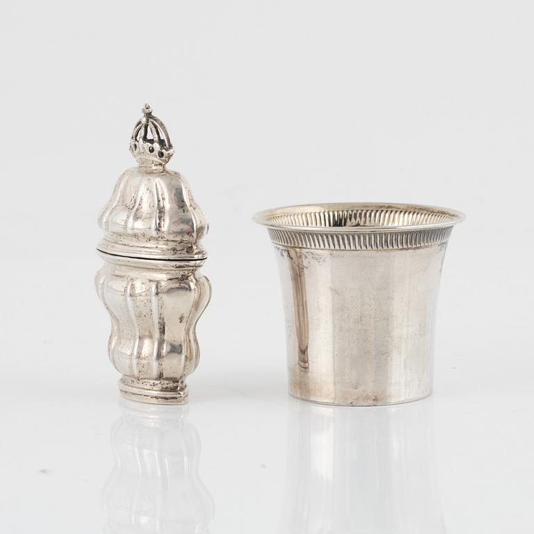 A set of silver boxes and a cup (6 pieces).