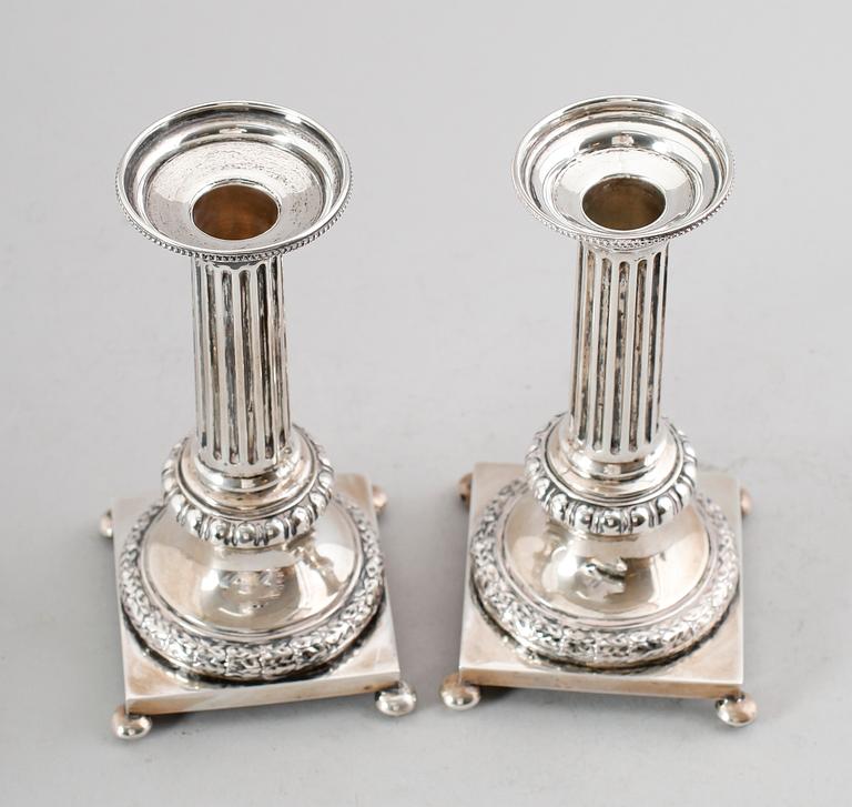 LJUSSTAKAR, 1 par, silver, CG Hallberg, Stockholm 1911/1912. Vikt ca 445 gram.