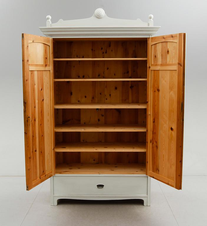 KLÄDSKÅP, omkring år 1900.