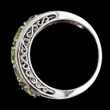RING, 14K vitguld, peridoter och åttkantslipade diamanter tot ca 0.26 ct. Vikt ca 7 g.