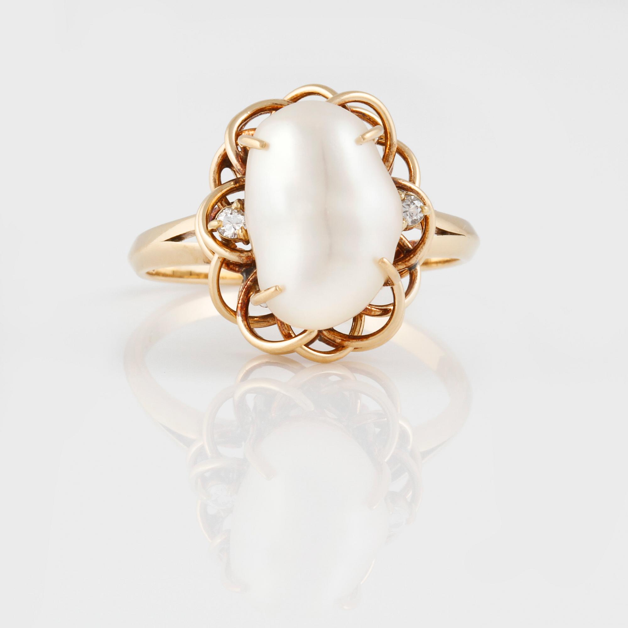 RING, guld, 2 briljantslipade diamanter 0.04 ct samt odlad barock-pärla. Vikt 4,4 gram.