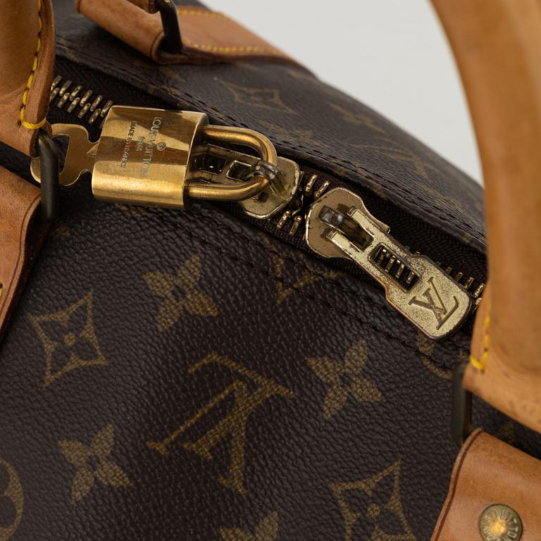 Louis Vuitton, A monogram canvas weekendbag 'Keepall 55'.