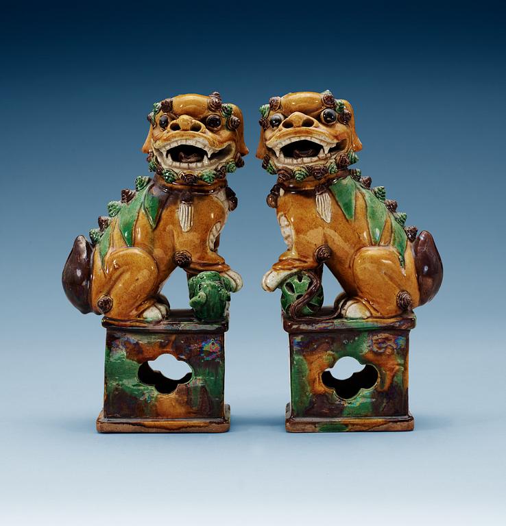 A pair of Buddhist lions, Qing dynasty, Kangxi (1662-1722).