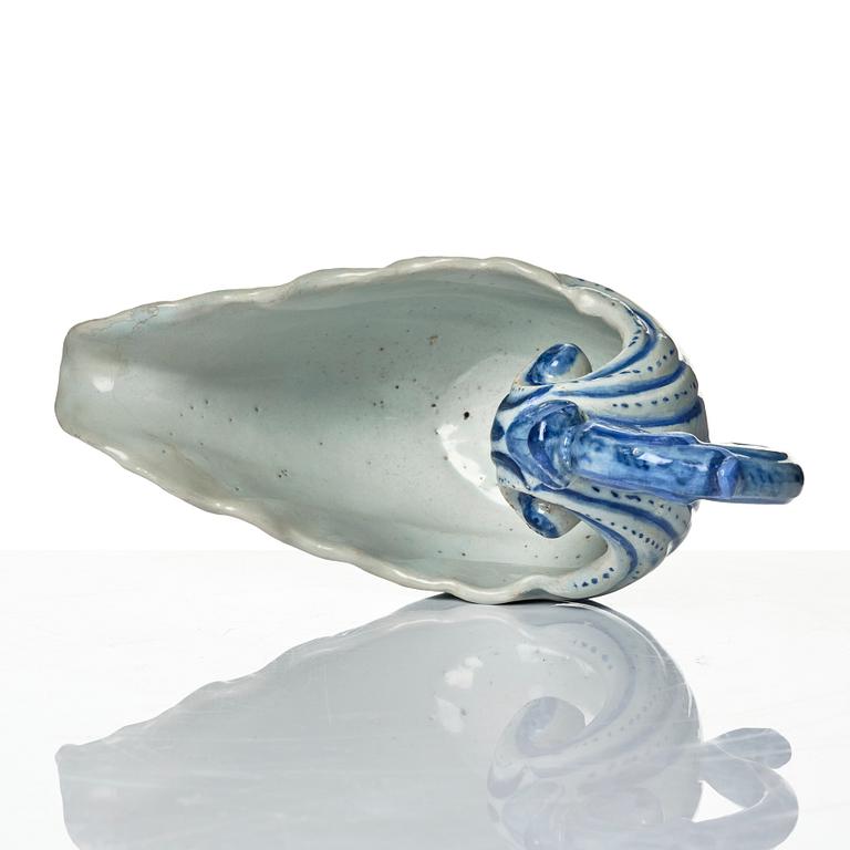 A Dutch faience saucer, 18th century.