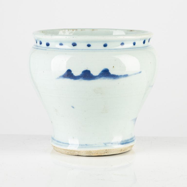 A blue and white porcelain vase, Qing dynasty, 19th century.