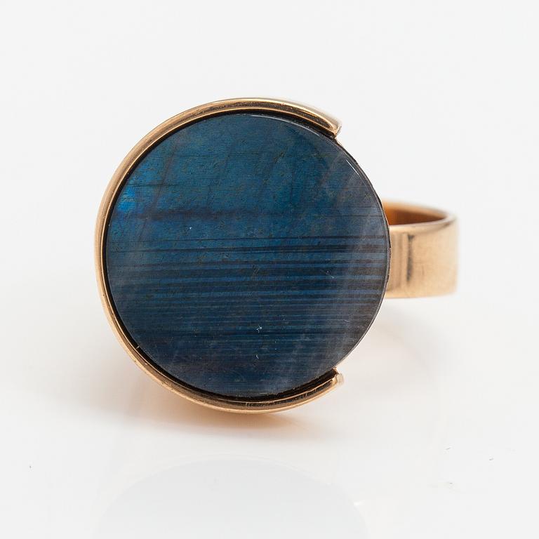 Elis Kauppi, A 14K gold ring with a spectrolite. Kupittaan kulta, Turku 1974.