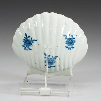 A set of 12 blue and white butter shells, Qing dynasty, Qianlong (1736-95).