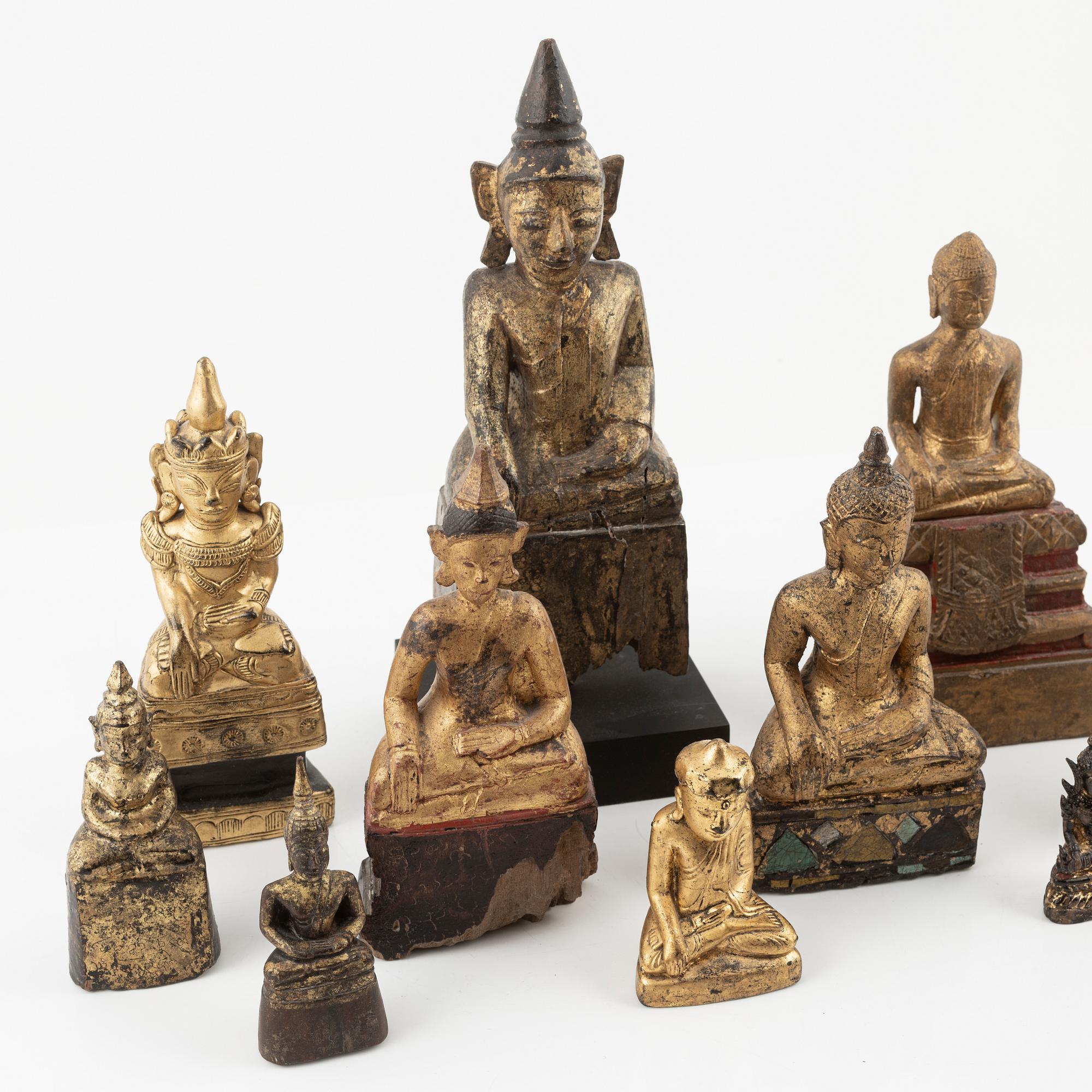 En samling buddhor i trä och metall. Burma och Thailand, 1900-tal. (Totalt  10 stycken.).
