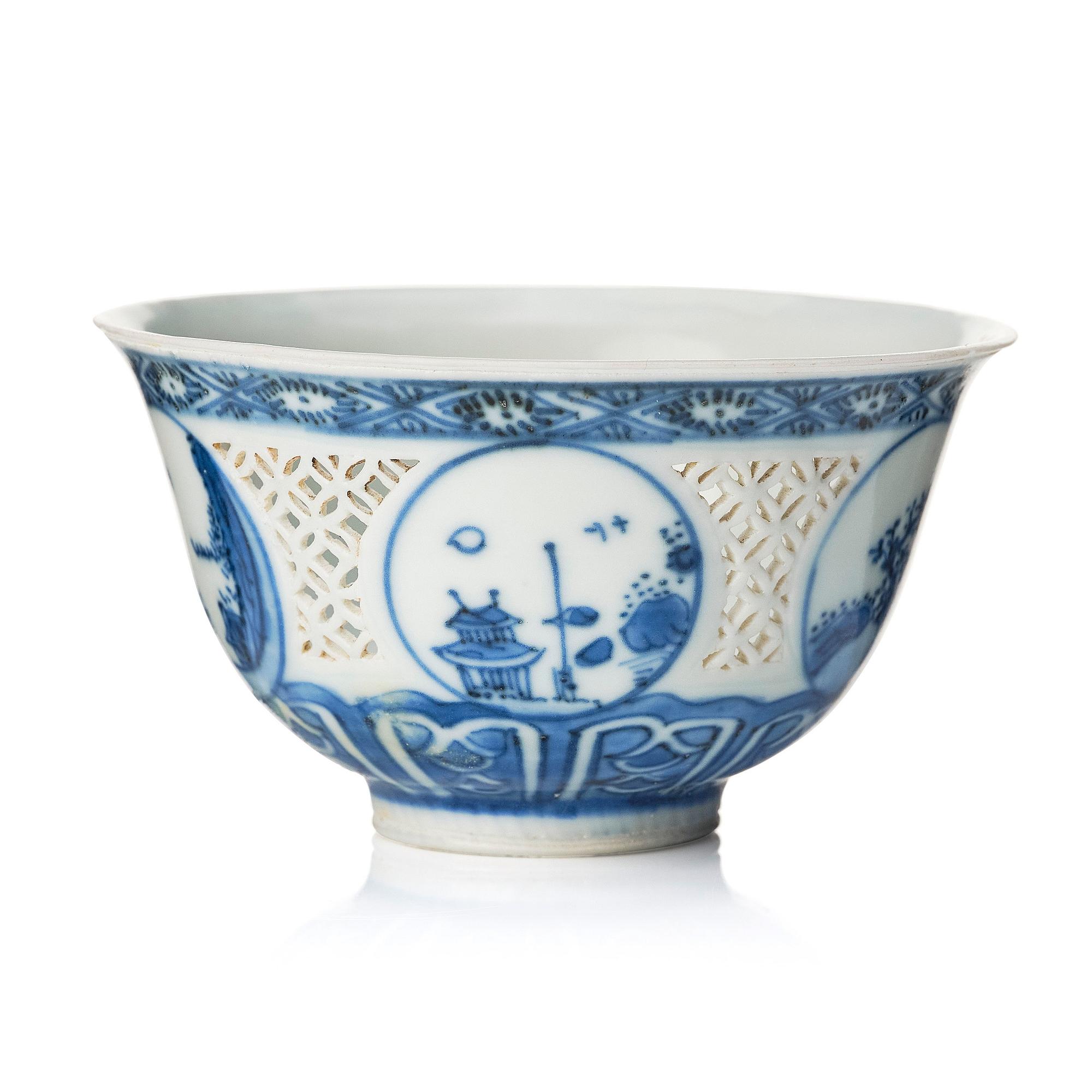 A blue and white bowl, 'Hatcher Cargo', 17th Century.