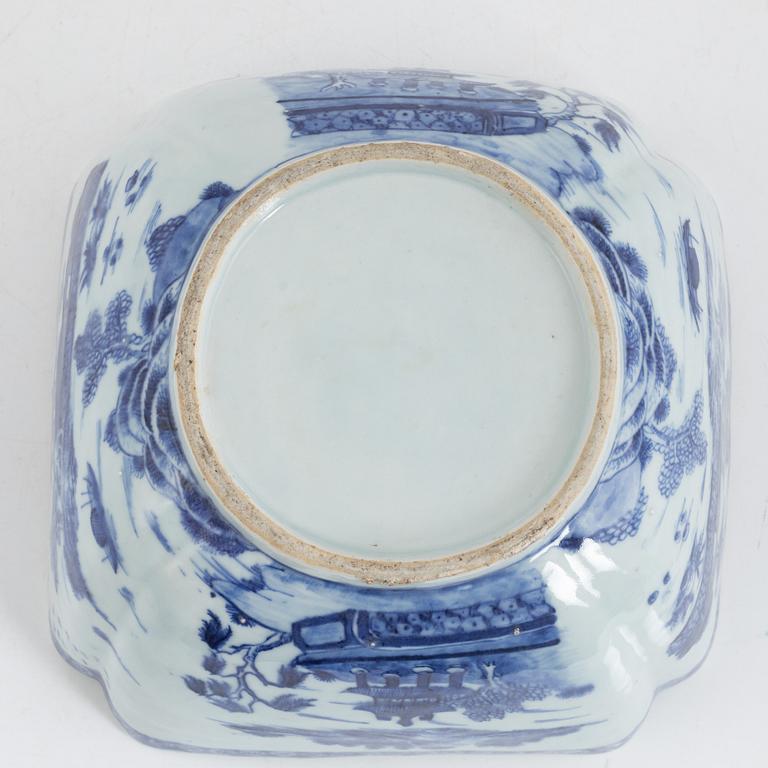 A blue and white porcelain blowl, China, Qingdynasty, first half of the 19th century.