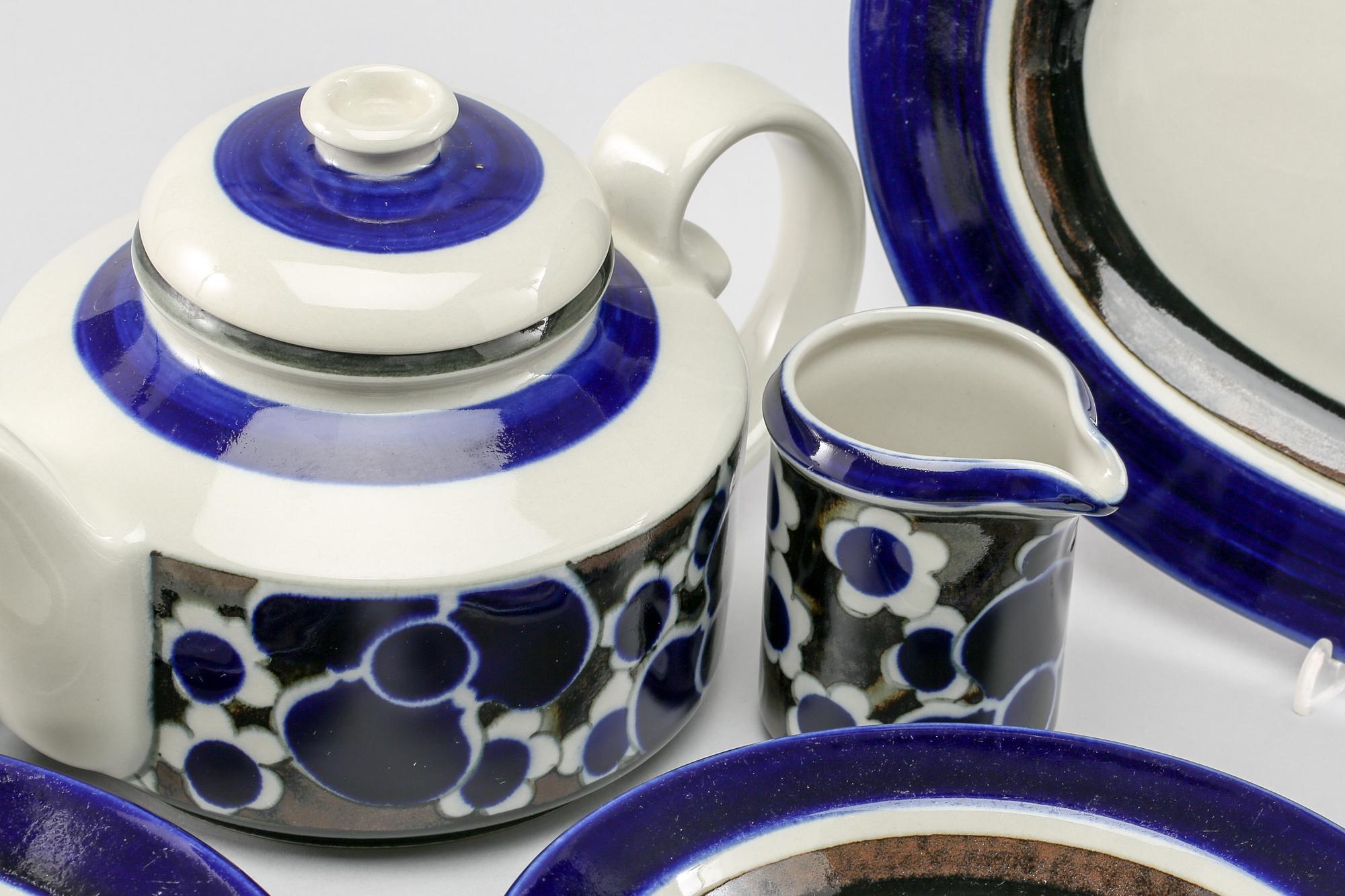MAT- och KAFFESERVIS, 41 delar, stengods, "Saara", Anja Jaatinen-Winquist för Arabia, Finland, 1970-tal.