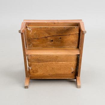 NOJATUOLI/KIRJASTOTIKKAAT, Biedermeier, 1800-luvun alku puoli.