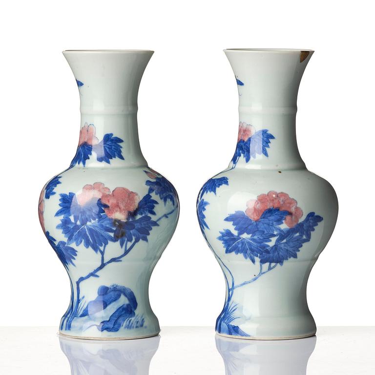 Vaser, ett par, porslin. Qingdynastin, 1800-tal.